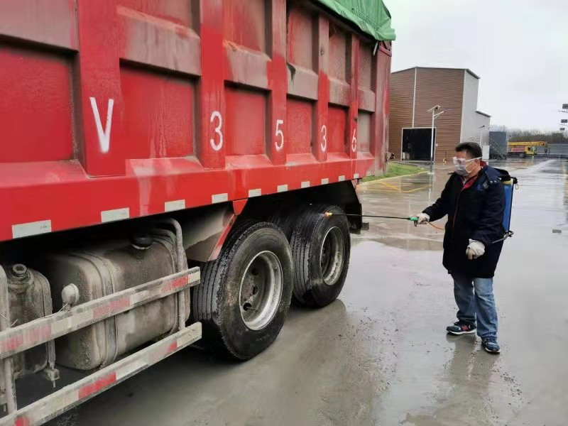 中电环保正在对污泥运输车辆消毒